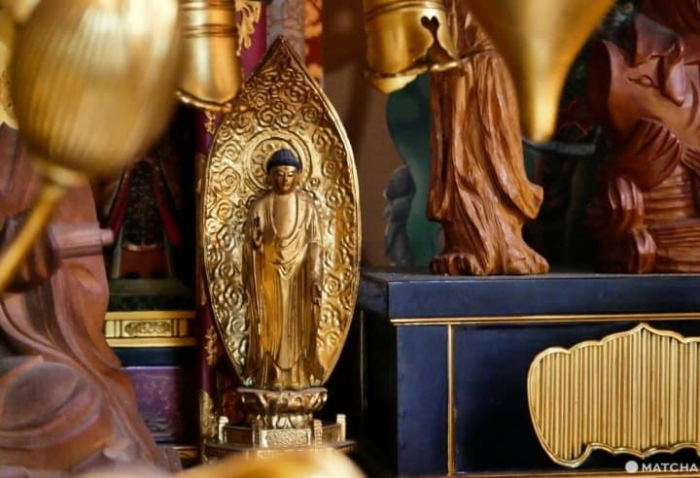 những bức tượng Phật được đặt trang trọng trong chùa